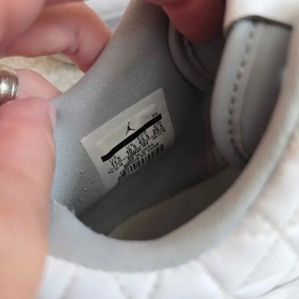 Men's basketball sneakers